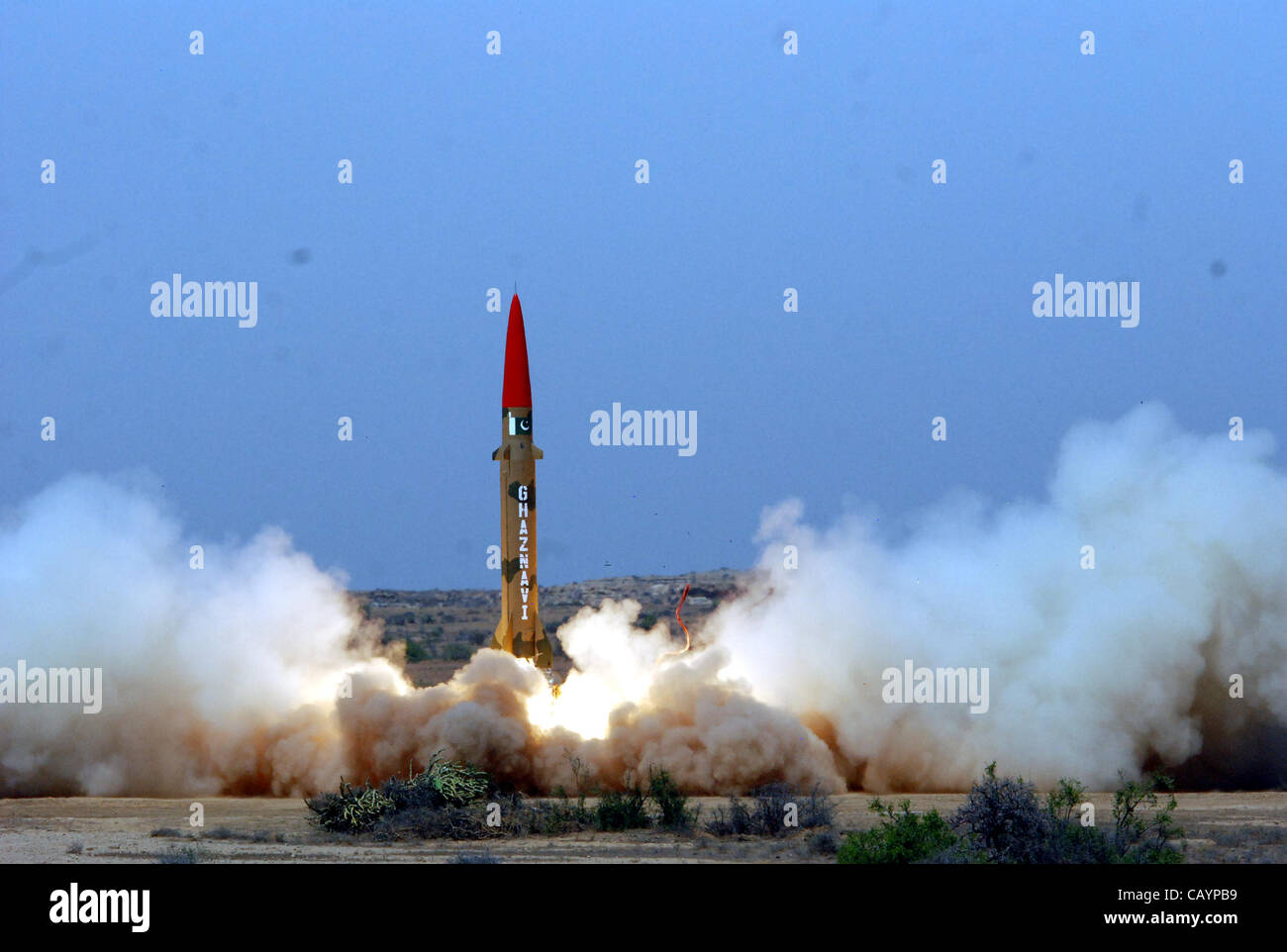 Una vista di successo del lancio della formazione di corto raggio missile balistico Hatf III (Ghaznavi), che è in grado di trasportare il nucleare e testate convenzionali per una gamma di 290 chilometri, giovedì 10 maggio, 2012. Il lancio è stato condotto alla conclusione del campo annuale di formazione Foto Stock