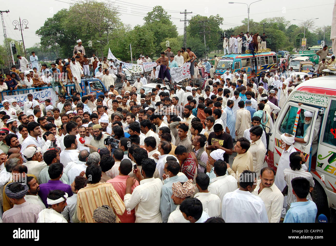 Gli agricoltori del settore lattiero si riuniranno presso court road come stanno protestando per l aumento del prezzo del latte a Lahore giovedì, 10 maggio 2012. Foto Stock