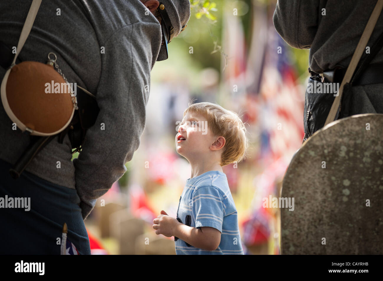 Un piccolo ragazzo parla alla storica re-enactors durante una cerimonia in onore di Confederate Memorial Day al Cimitero di Magnolia Maggio 10, 2012 in Charleston, Sc. La guerra civile ha cominciato a Charleston 151 anni fa. Foto Stock