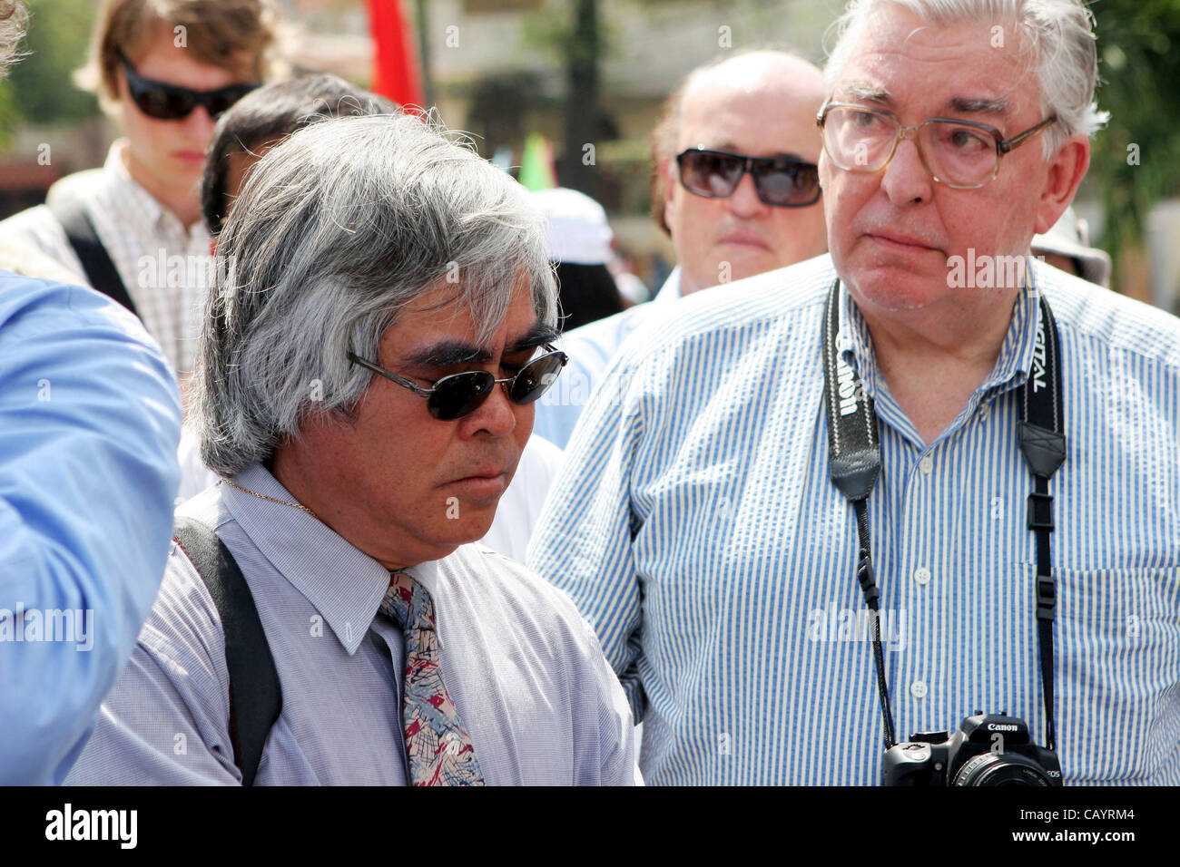 10 maggio 2012 - Horst Faas, un premiato fotografo di combattimento che ha coperto la guerra del Vietnam per la Associated Press, è morto a 79. Nella foto: 1 maggio 2005 - Ho Chi Mihn City, Vietnam - (L-R) fotografo NICK UT e HORST FAAS piangere ad un memoriale di servizio per il defunto Guerra del Vietnam Media dei veterani. A li Foto Stock