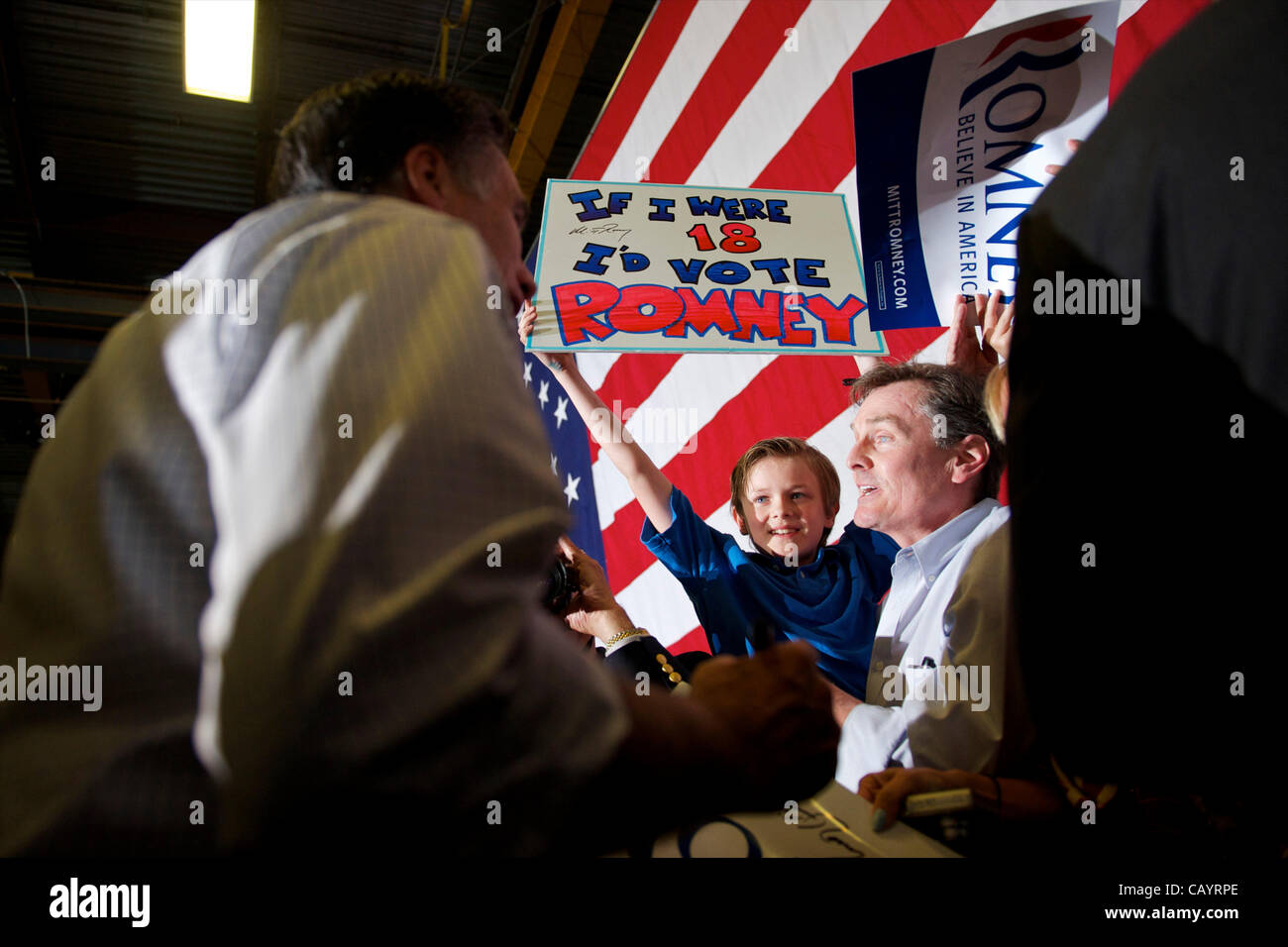 SPENCER DANZA, 10, di West Chester, PA, onde una targhetta per il candidato presidenziale repubblicano Mitt Romney per autorgraph dopo una campagna rally presso il negozio di ferro. Foto Stock