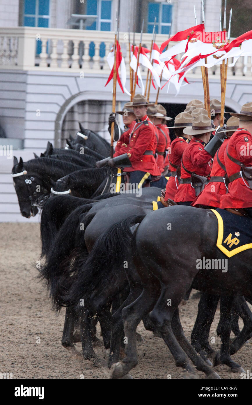 Giovedì 10 Maggio 2012. Il Royal Canadian polizia montata (Mounties) eseguire il giro musicale presso il Royal Windsor Horse Show 2012. Windsor Park, Berkshire, Inghilterra, Regno Unito. Foto Stock