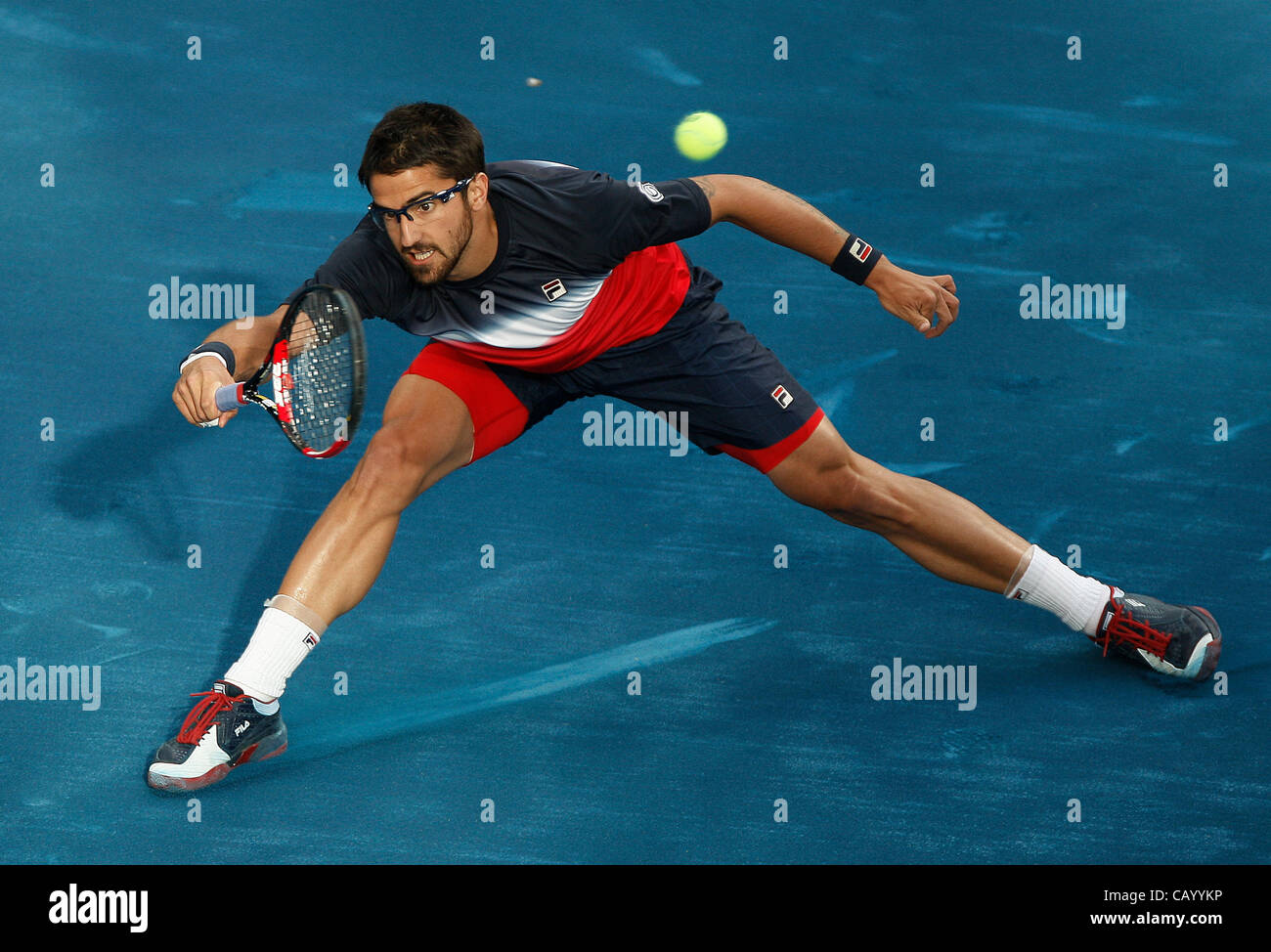 11.05.2012 Madrid, Spagna. Janko TIPSAREVIC in azione contro Novak Djokovic durante i quarti di finale della Madrid Open Tennis Tournament. Foto Stock