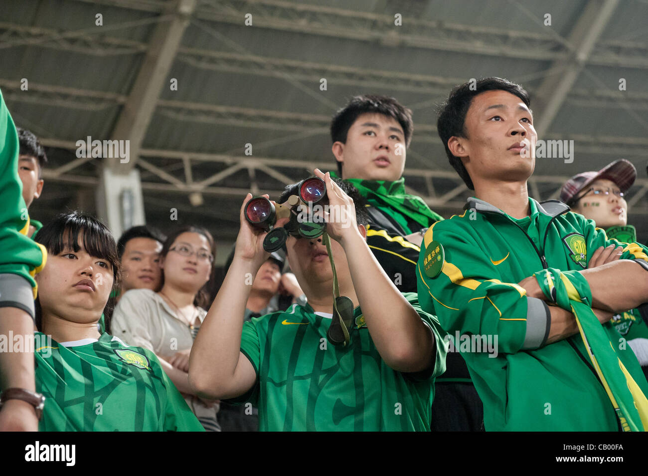 I sostenitori di Pechino Guoan nel lo stadio dei lavoratori durante la partita tra il Beijing Guoan e Guizhou Renhe squadre di calcio a Pechino, Cina, Venerdì 11 Maggio, 2012. Guoan Pechino ha vinto la partita con 2:1. Foto Stock