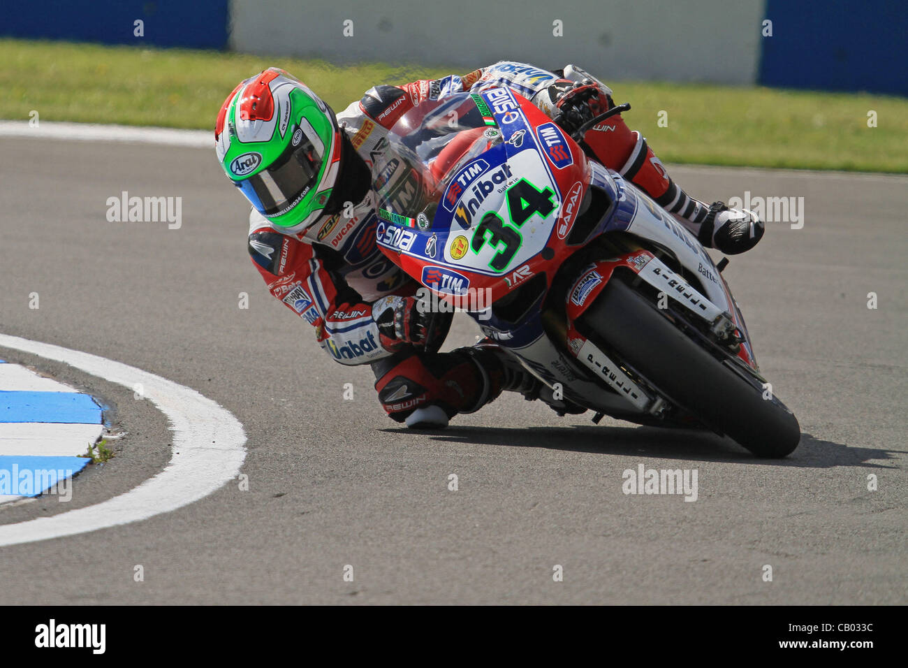 Regno Unito. 12.05.2012. Donington Park, in Inghilterra. Davide Giugliano corse Ducati 1098R per Althea Racing nel Campionato del Mondo Superbike Donington Park SUPERBIKE 2010 qualifica Foto Stock