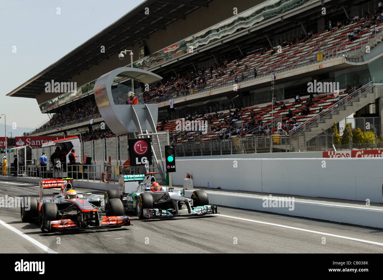 12.05.2012 Motorsport, Formula 1 Gran Premio di Spagna presso il Circuit de Catalunya a Montmelò, Spagna ---- Michael Schumacher (GER) nel MercedesGP W03 (RI) e Lewis Hamilton (GBR) in McLaren Mercedes MP4-27 Foto Stock