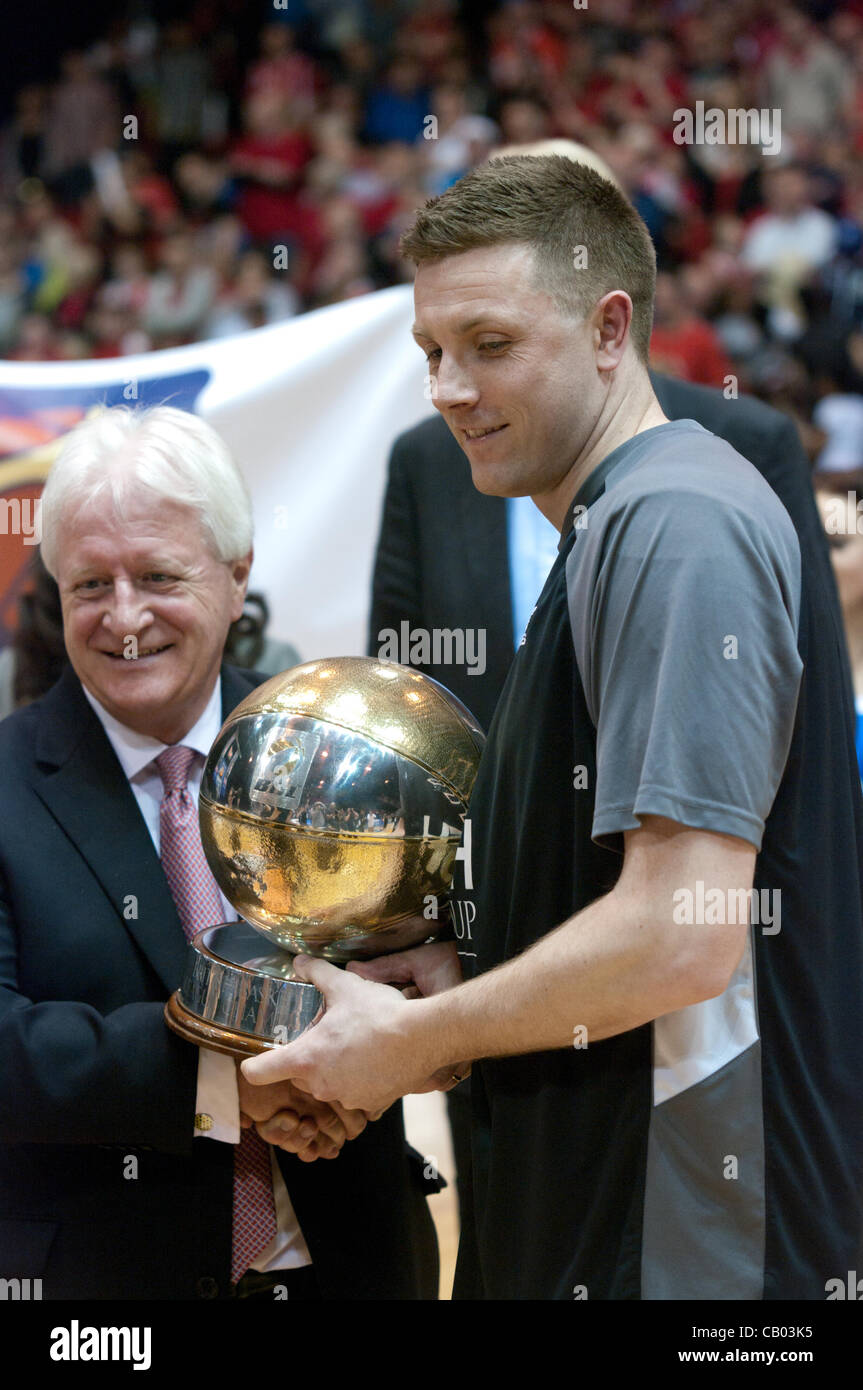 Birmingham, Regno Unito, 12 maggio 2012. Newcastle Eagles capitano, Andrew Bridge, ricevendo il 2011/2012 British Basketball playoff trofeo dopo la loro vittoria contro Leicester piloti al National Indoor Arena di Birmingham. Questo è stato il Eagles quarto trofeo della stagione e completato una tabula rasa. Credit Colin Edwards / Alamy Live News Foto Stock