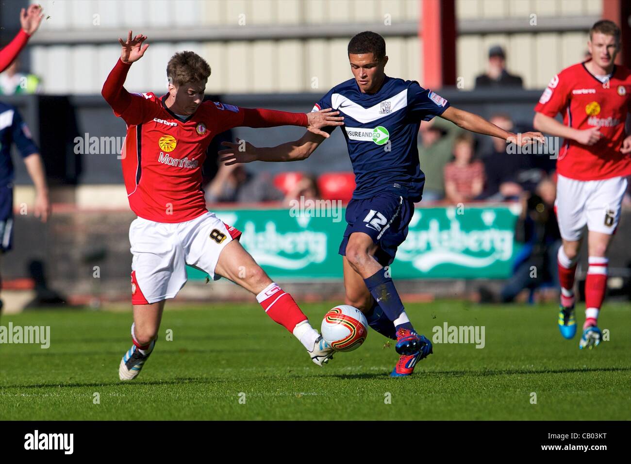 12.05.2012 Crewe, Inghilterra. Crewe Alexandra F.C. Il centrocampista inglese Luke Murphy e Southend United F.C.'s Repubblica di Irlanda Kane Ferdinando in azione durante il campionato NPower 2 promozione playoff match tra Crewe Alexandra v Southend uniti al Gresty Road Stadium. Foto Stock