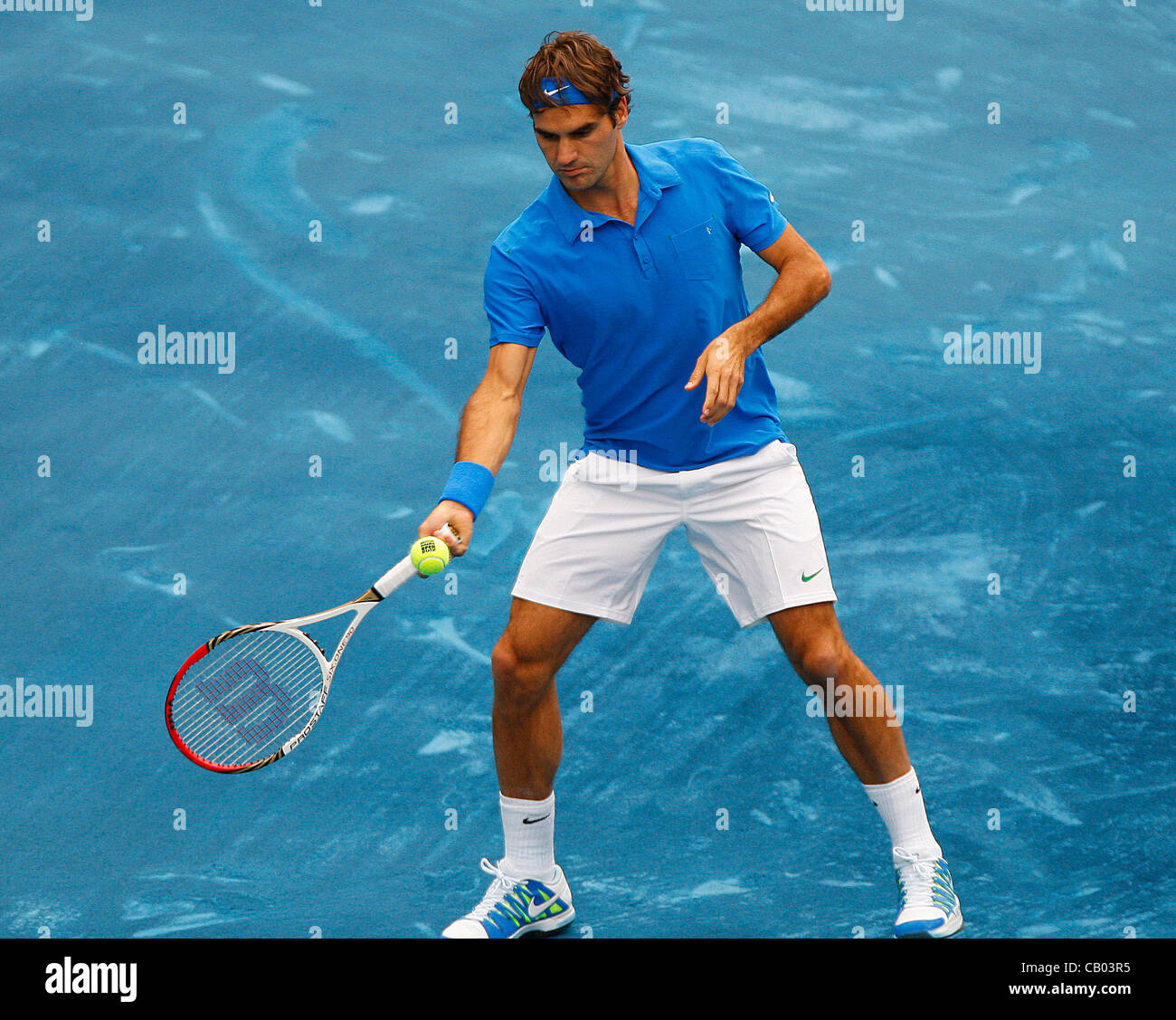 12.05.2012 Madrid, Spagna. Roger Federer in azione contro Janko TIPSAREVIC durante la mens semi-finale, Mutua Madrid Open Tennis Tournament. Foto Stock