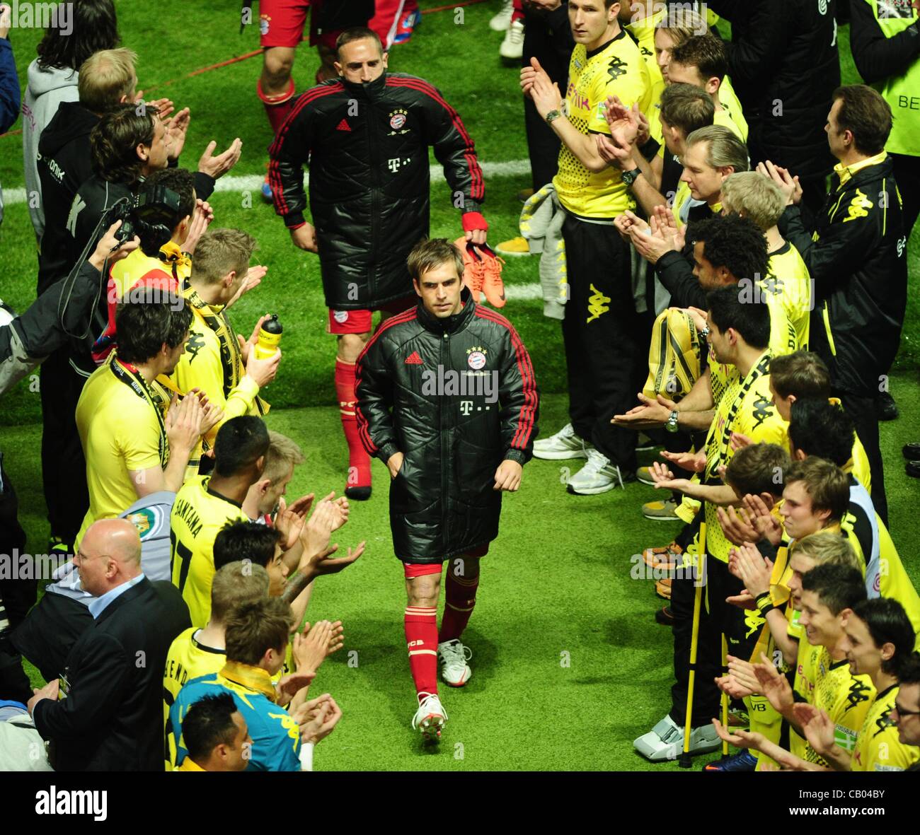 12.05.2012. Stadio Olimpico di Berlino, Germania. Monaco di Baviera Philipp Lahm (anteriore) e Franck Ribery andare per le guide fino a medaglie dopo il tedesco della DFB Cup finale di partita di calcio tra Borussia Dortmund e FC Bayern Monaco presso lo Stadio Olimpico di Berlino (Germania), 12 maggio 2012. Foto Stock