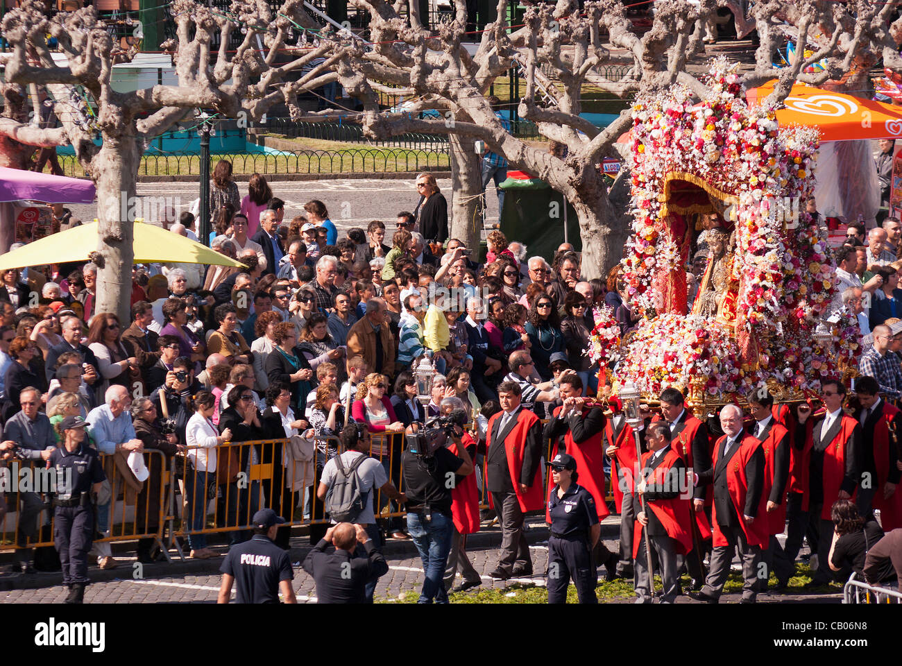 ECCE HOMO processione religiosa con parata militare e grande folla a Ponta Delgada, isola di São Miguel, Azzorre, Portogallo. Foto Stock