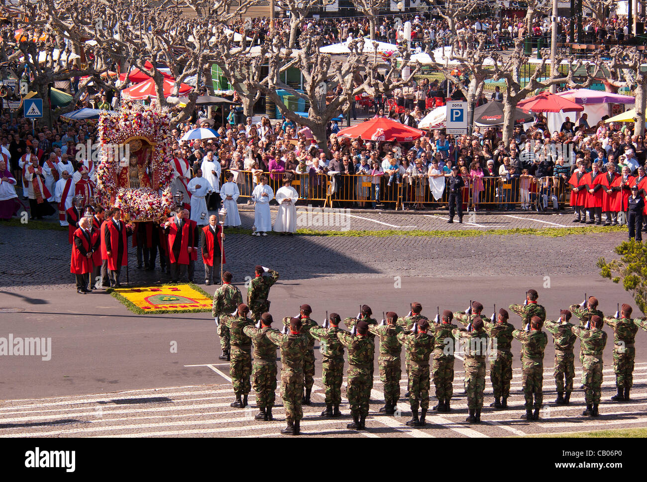 ECCE HOMO processione religiosa con parata militare e grande folla a Ponta Delgada, isola di São Miguel, Azzorre, Portogallo. Foto Stock