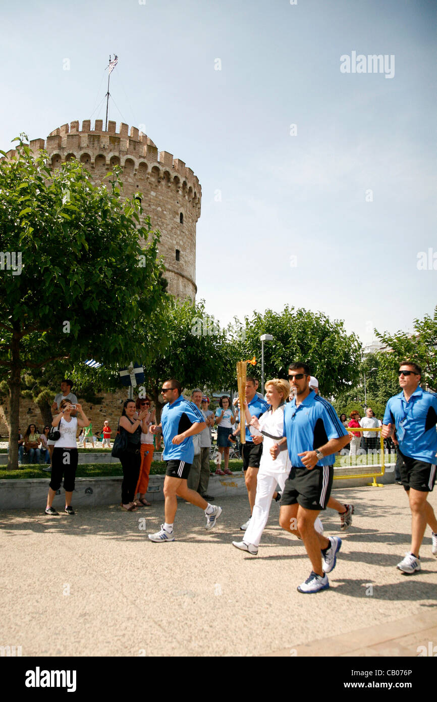 La fiamma olimpica arriva a Salonicco. I torchbearer, Yota Economou accesa l'altare davanti al simbolo della città, la Torre Bianca. Salonicco, Grecia. Maggio 13, 2012. Foto Stock