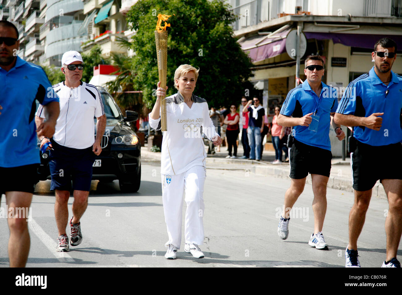 La fiamma olimpica arriva a Salonicco. I torchbearer, Yota Economou accesa l'altare davanti al simbolo della città, la Torre Bianca. Salonicco, Grecia. Maggio 13, 2012. Foto Stock