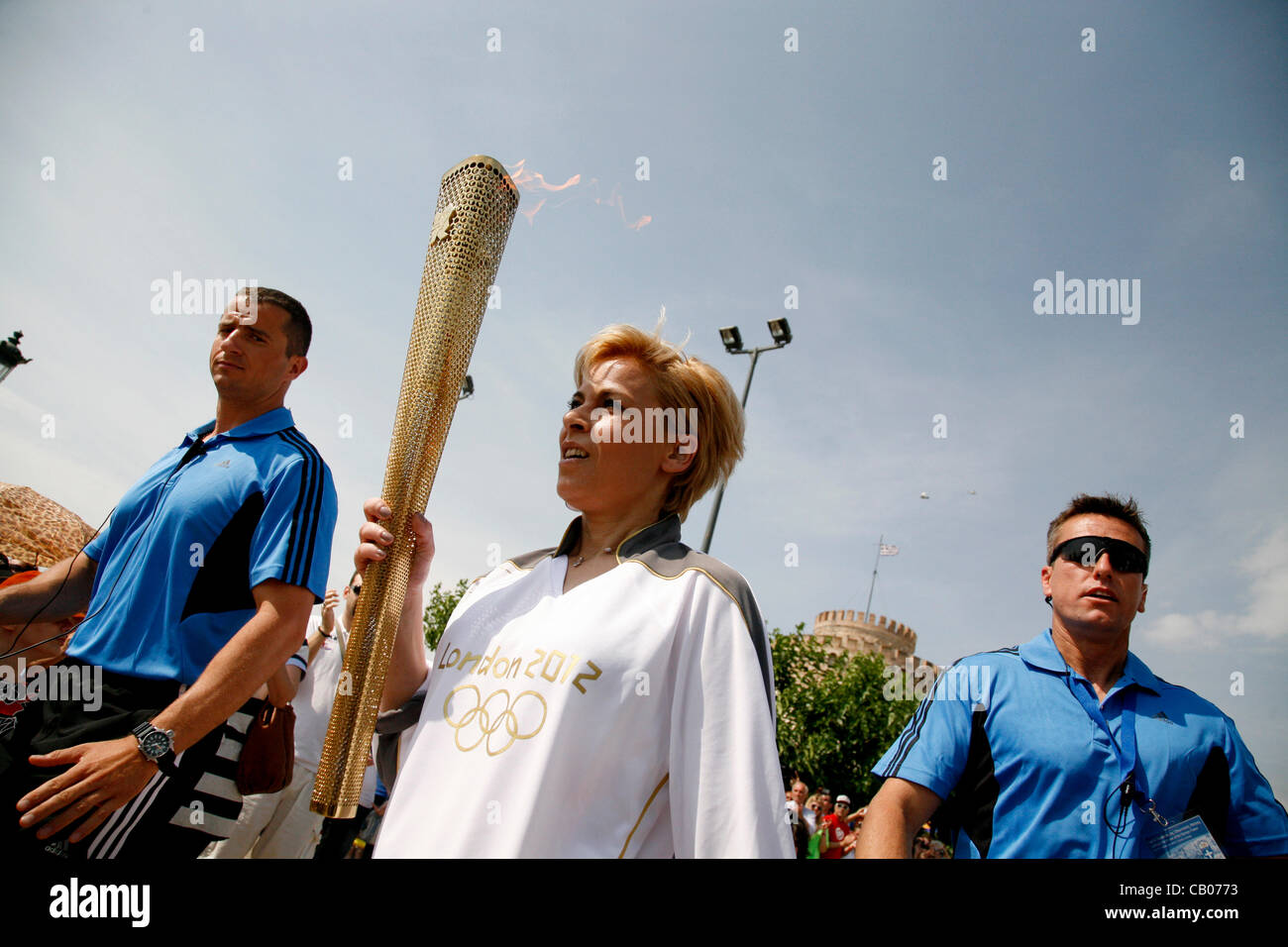 La fiamma olimpica arriva a Salonicco. I torchbearer, Yota Economou accesa l'altare davanti al simbolo della città, la Torre Bianca. Salonicco, Grecia. Maggio 13, 2012. Foto Stock