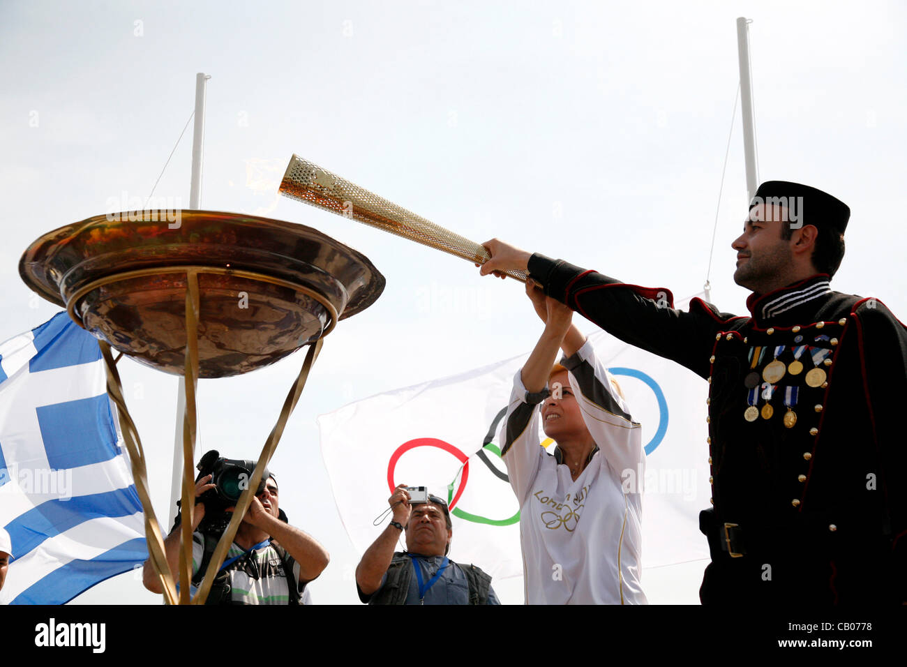 La fiamma olimpica arriva a Salonicco. I torchbearer, Yota Economou accesa l'altare davanti al simbolo della città, la Torre Bianca. Salonicco, Grecia. Maggio 13, 2012. Foto Stock