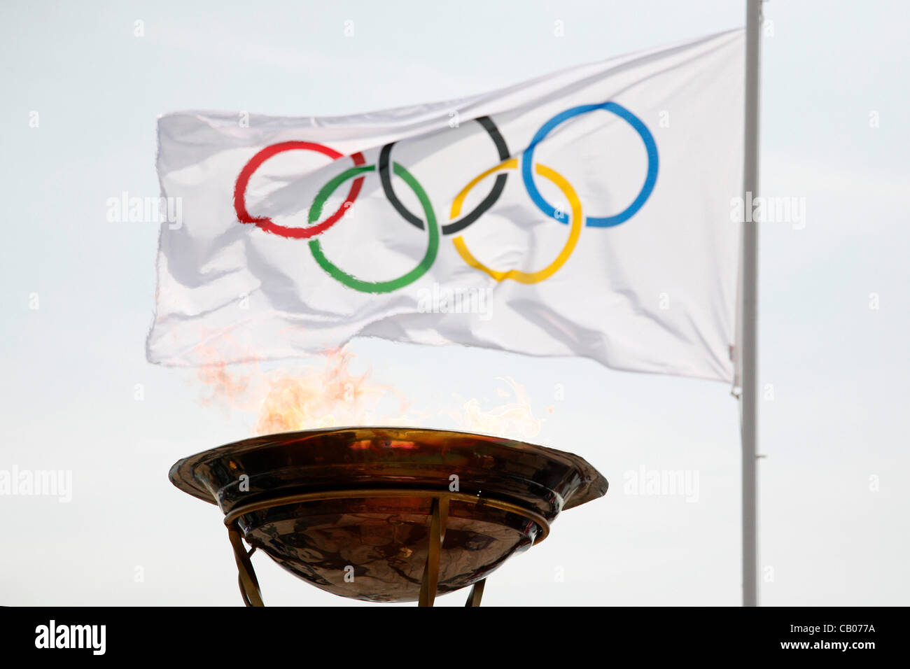 La fiamma olimpica arriva a Salonicco. I torchbearer, Yota Economou accesa l'altare davanti al simbolo della città, la Torre Bianca. Salonicco, Grecia. Maggio 13, 2012. Foto Stock