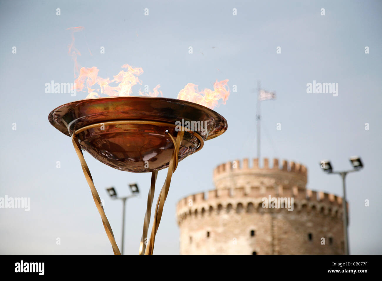 La fiamma olimpica arriva a Salonicco. I torchbearer, Yota Economou accesa l'altare davanti al simbolo della città, la Torre Bianca. Salonicco, Grecia. Maggio 13, 2012. Foto Stock