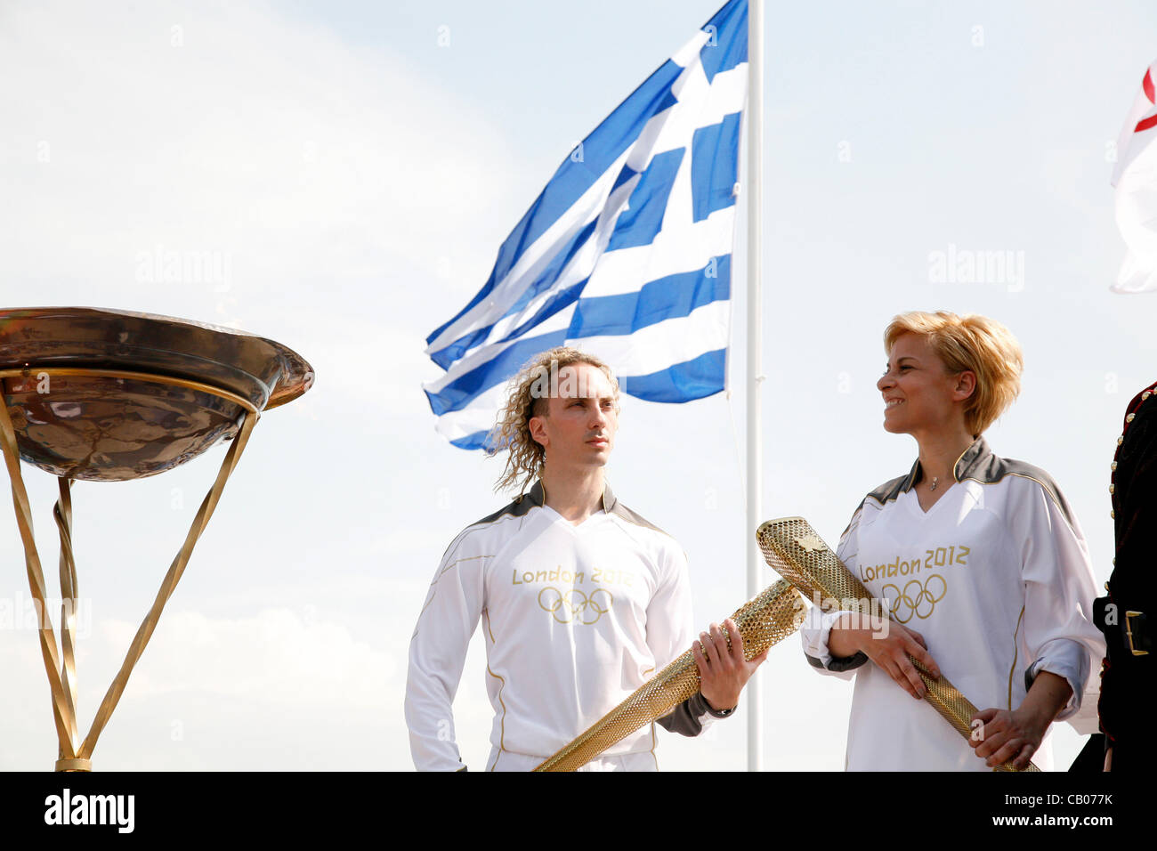 La fiamma olimpica arriva a Salonicco. I torchbearer, Yota Economou accesa l'altare davanti al simbolo della città, la Torre Bianca. Salonicco, Grecia. Maggio 13, 2012. Foto Stock