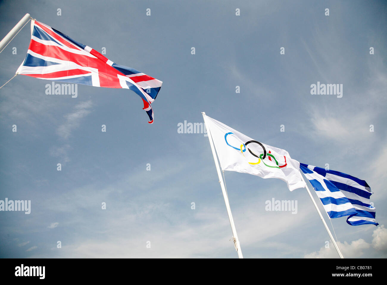 La fiamma olimpica arriva a Salonicco. I torchbearer, Yota Economou accesa l'altare davanti al simbolo della città, la Torre Bianca. Salonicco, Grecia. Maggio 13, 2012. Foto Stock