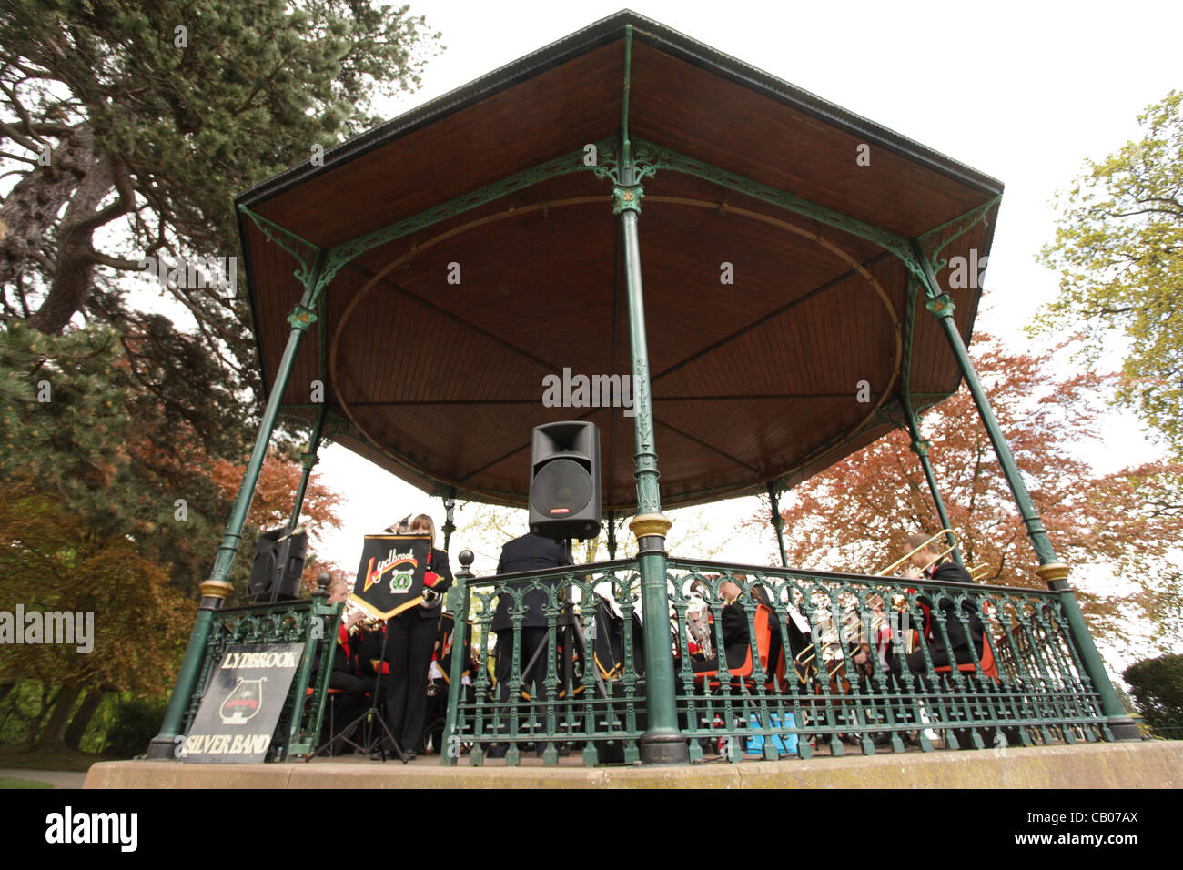 Brass Band suona a Malvern park come parte della banda nel Parco eventi Foto Stock