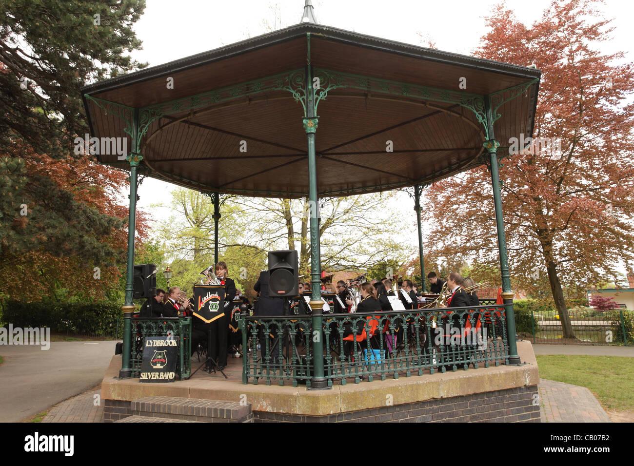 Brass Band suona a Malvern park come parte della banda nel Parco eventi Foto Stock