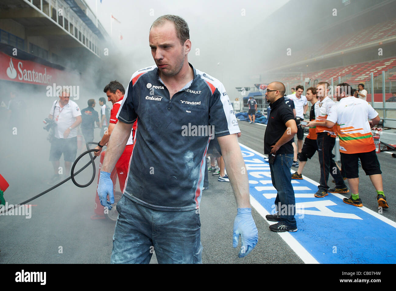 13.05.2012. Catalunya, Barcelona, Spagna. F1 FIA Formula One World Championship 2012, Gran Prix in Barcelona Montmelo, (L-R) un meccanico Williams coperto di polvere e detriti dopo l'incendio nel garage. Foto Stock