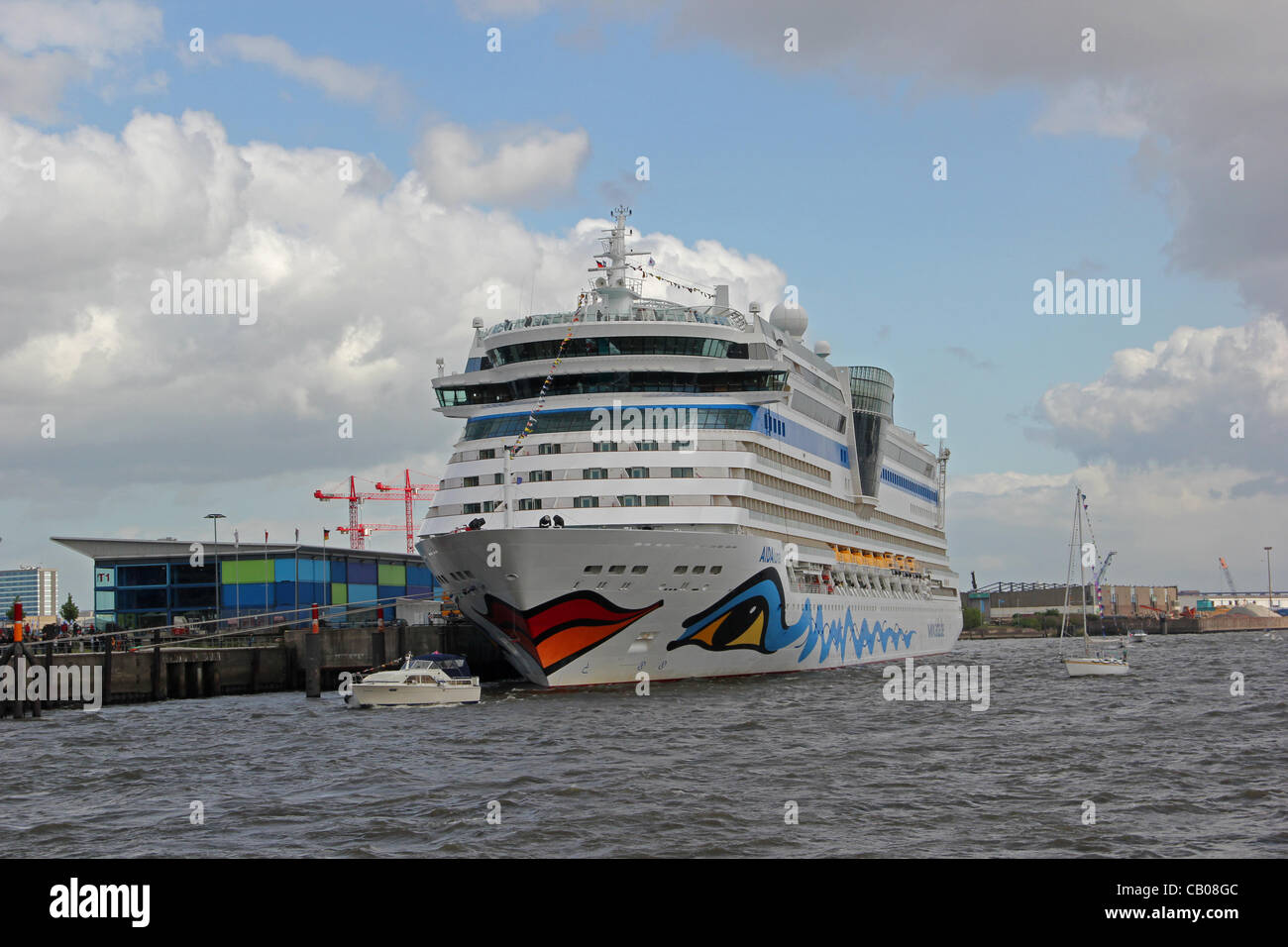 Nuova nave da crociera Aida mar ad Amburgo, in Germania, nel giorno della sua cerimonia di denominazione il 12 maggio 2012. Porto di compleanno. Foto Stock