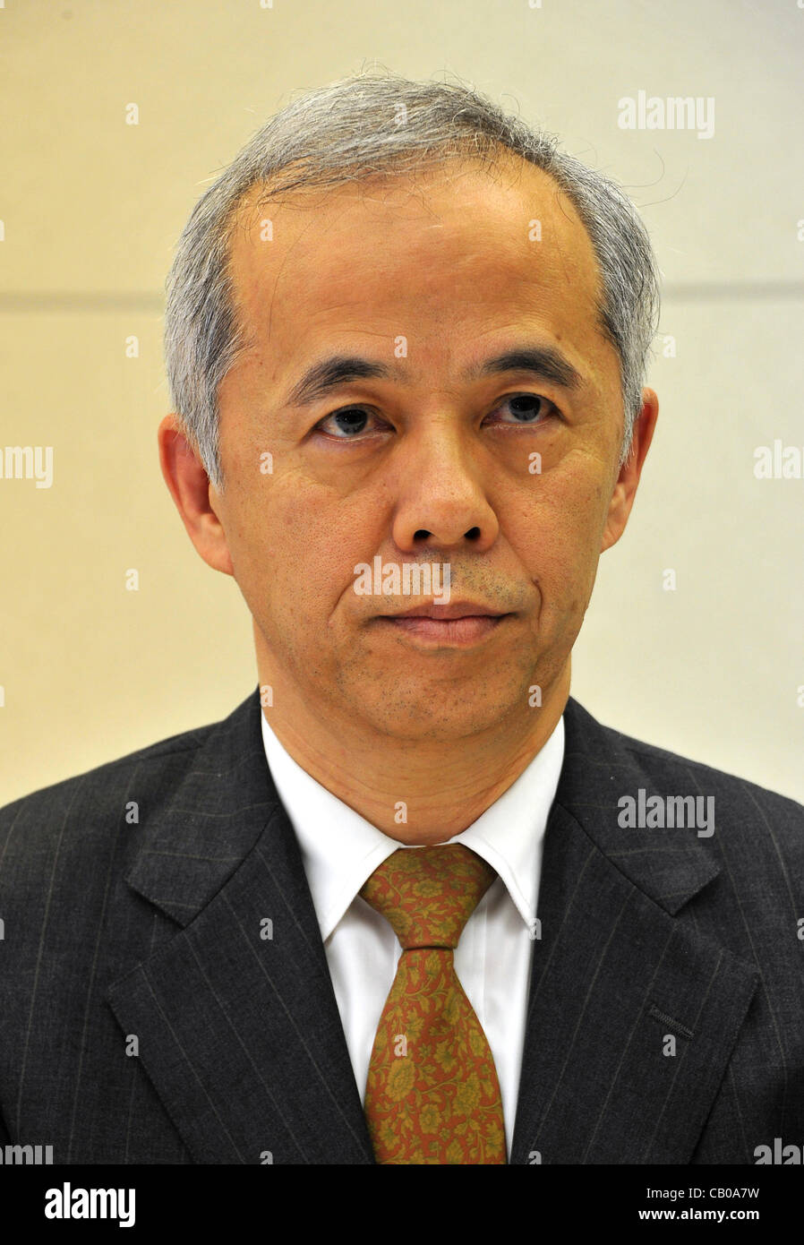 Maggio 14, 2012, Tokyo, Giappone - Incoming presidente Naomi Hirose della Tokyo Electric Power Co. partecipa a una conferenza stampa presso la sua testa di Tokyo office, dove il travagliato finanziariamente gigante di utilità ha riportato una maggiore-di-anticipato la perdita annuale di lunedì, 14 maggio 2012. Hirose verranno sostituite Toshio Nishizawa. (Ph Foto Stock