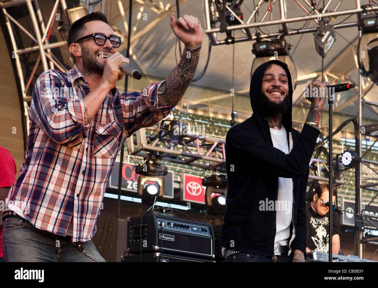 Adam Levine di Maroon 5, Travie McCoy della classe palestra eroi sul palco per KIIS FM WANGO TANGO 2012 - Concerto, Home Depot Center, Carson, CA Maggio 12, 2012. Foto di: Emiley Schweich/Everett Collection Foto Stock