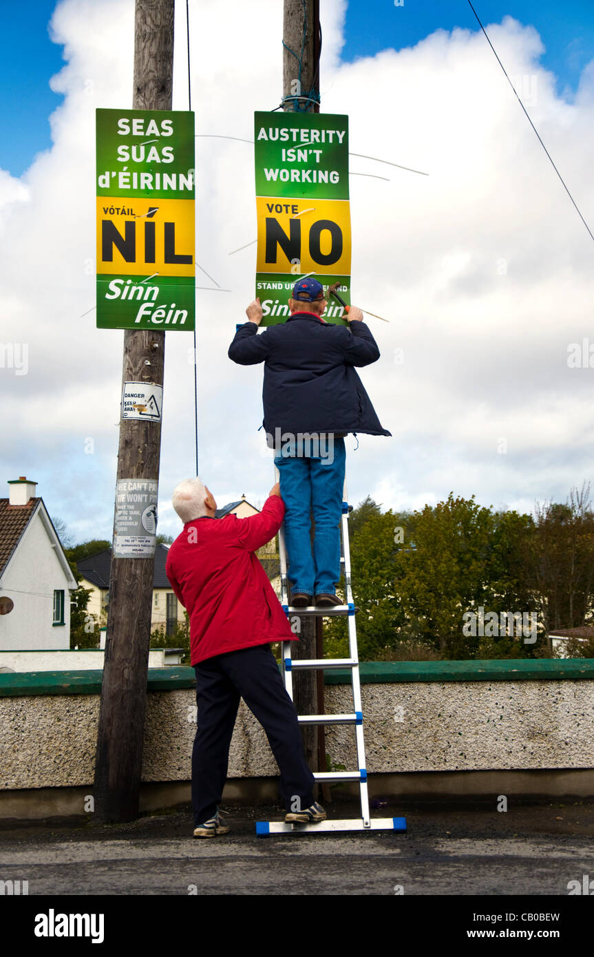 14 maggio 2012 Ardara, County Donegal, Irlanda. Sinn Fein posters in gaelico e inglese esortando a non votare in occasione del prossimo referendum sull'Europa del nuovo trattato fiscale tenutasi il 31 maggio 2012. Foto di:Richard Wayman/Alamy Foto Stock