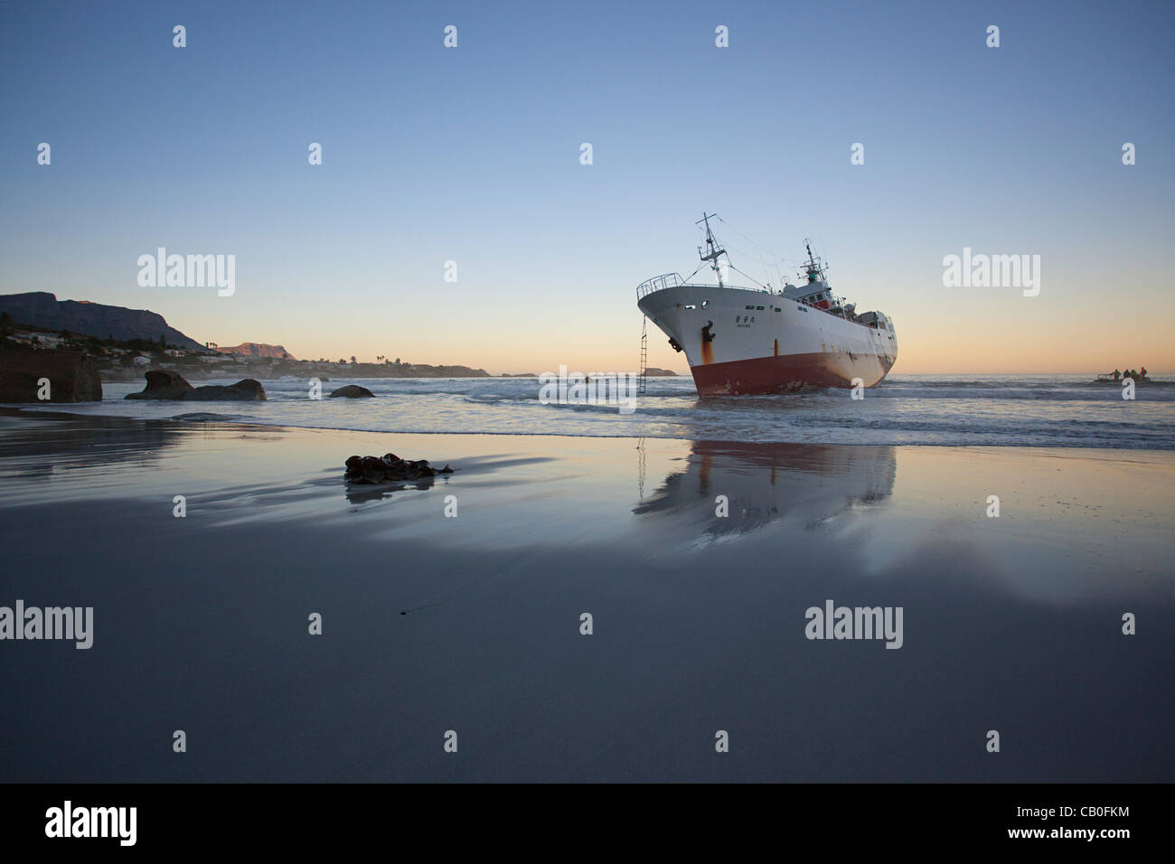 Affranti Japanese fishing boat Eihatsu Maru' scorre arenarsi in Clifton, Città del Capo Foto Stock