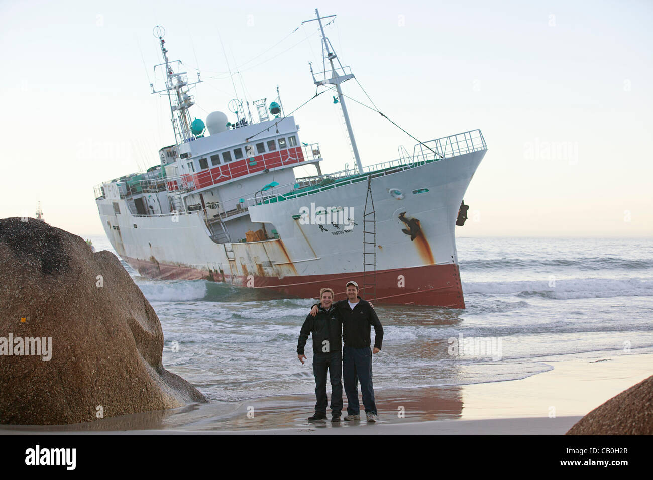 Affranti Japanese fishing boat Eihatsu Maru' scorre arenarsi in Clifton, Città del Capo Foto Stock