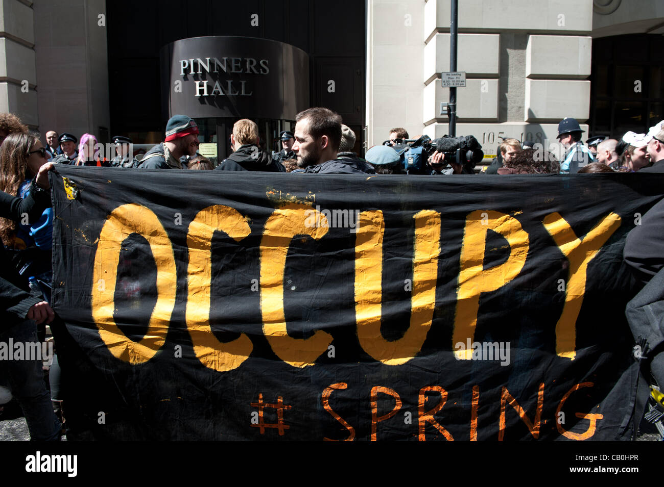 Londra, Regno Unito. Il 15 maggio 2012. I manifestanti dal gruppo noto come 'occupare Londra' raccogliere al di fuori della British Bankers' Association HQ in Old Broad Street, la città di Londra. Foto Stock