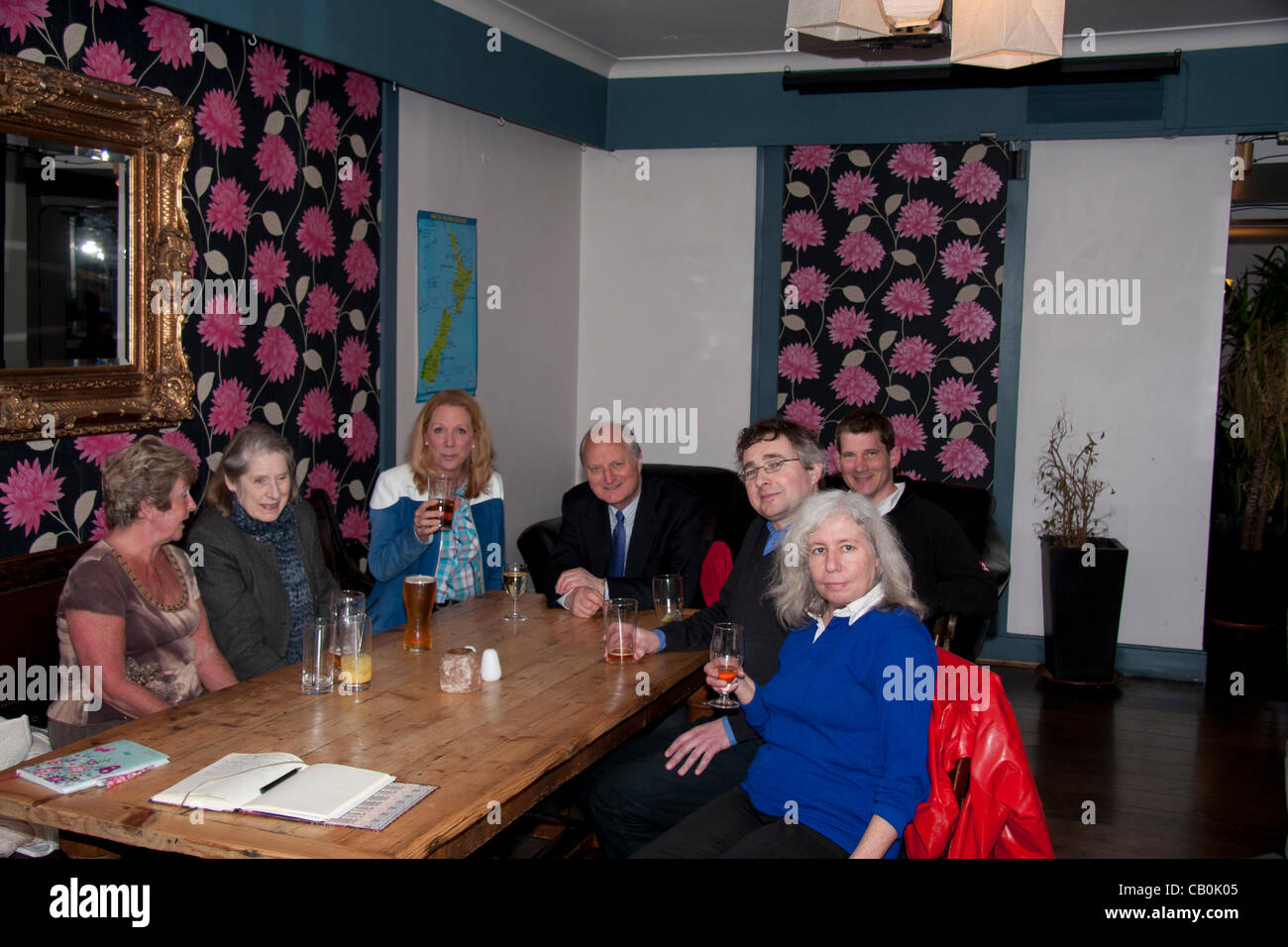 Londra, Regno Unito. 15 Maggio, 2012. La campagna finale Riunione del 'Salva il castello pub' nel pub castello prima di questa popolare pub è chiusa da Languard investimenti. Foto Stock