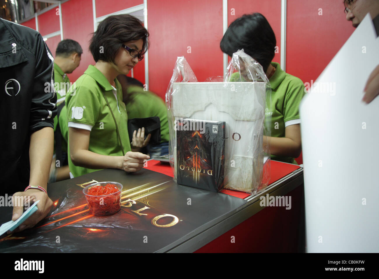 Maggio 15, 2012, Siam Paragon , Bangkok , Thailandia . Migliaia di giocatori di acquisto ' Diablo 3' , un'azione del gioco di ruolo da Blizzard Entertainment dopo aver aspettato per 12 anno . Foto Stock