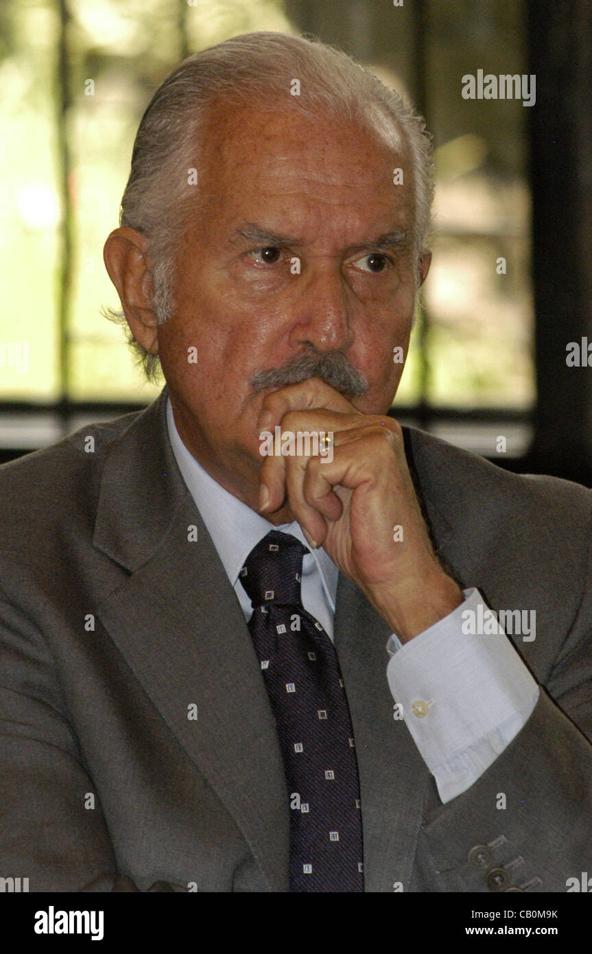 16 maggio 2012 - Messico, Distrito Federal, Messico - Carlos Fuentes è morto all età di 83 anni in hospital Angeles del Pedregal in Città del Messico martedì, 15 maggio 2012. Fuentes era noto per le opere ivi compresa la morte di Artemio Cruz e il vecchio gringo. FILE FOTO - Carlos Fuentes dona libri per le Nazioni Unite Foto Stock