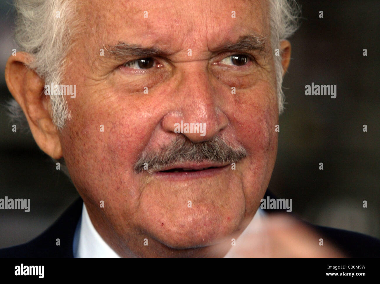 Nov. 29, 2006 - Messico, Distrito Federal, Messico - Carlos Fuentes è morto all età di 83 anni in hospital Angeles del Pedregal in Città del Messico martedì, 15 maggio 2012. Fuentes era noto per le opere ivi compresa la morte di Artemio Cruz e il vecchio gringo. FILE FOTO - Carlos Fuentes dona libri per il Foto Stock