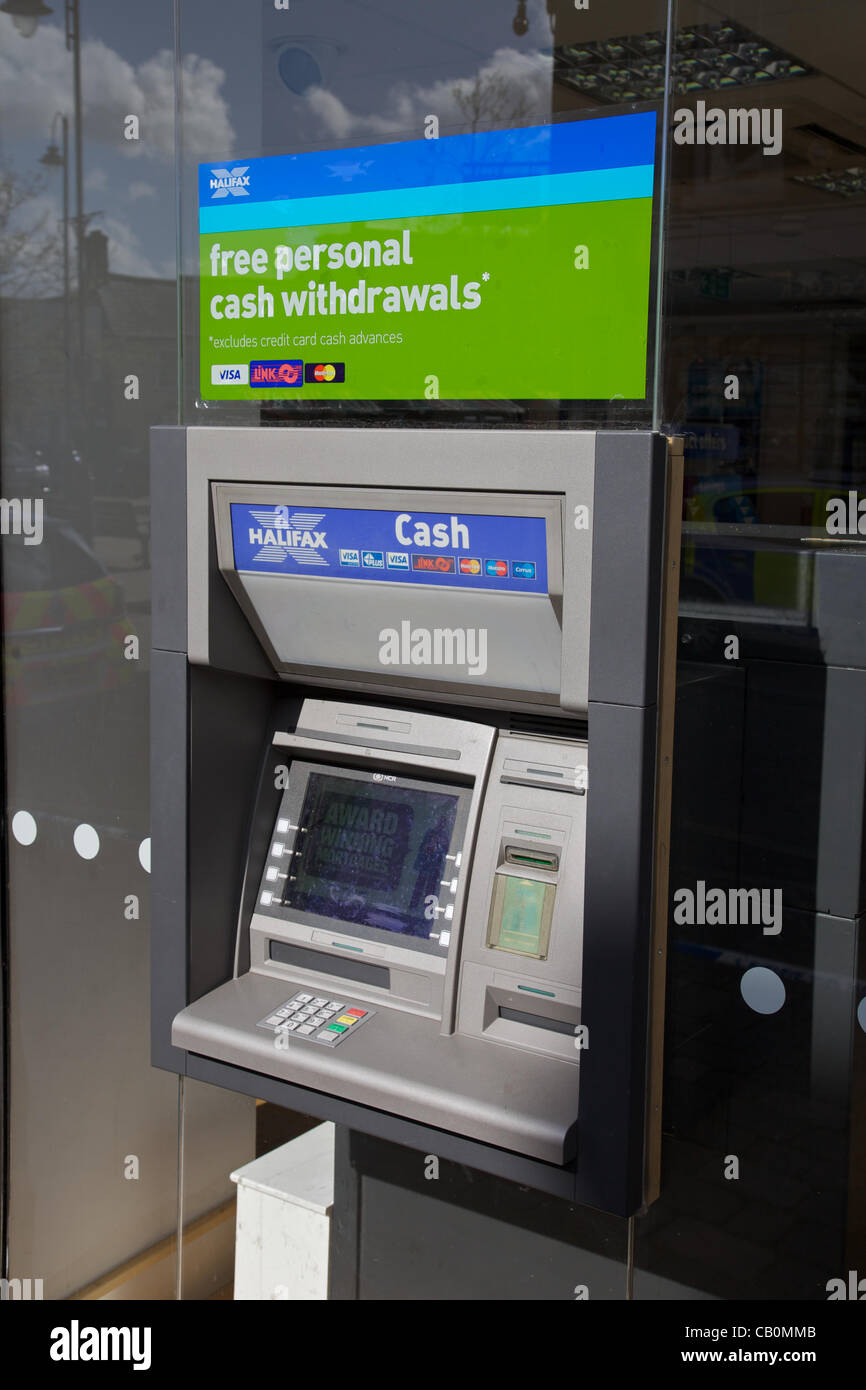 Una banca di Halifax macchina ATM, Inghilterra Foto Stock