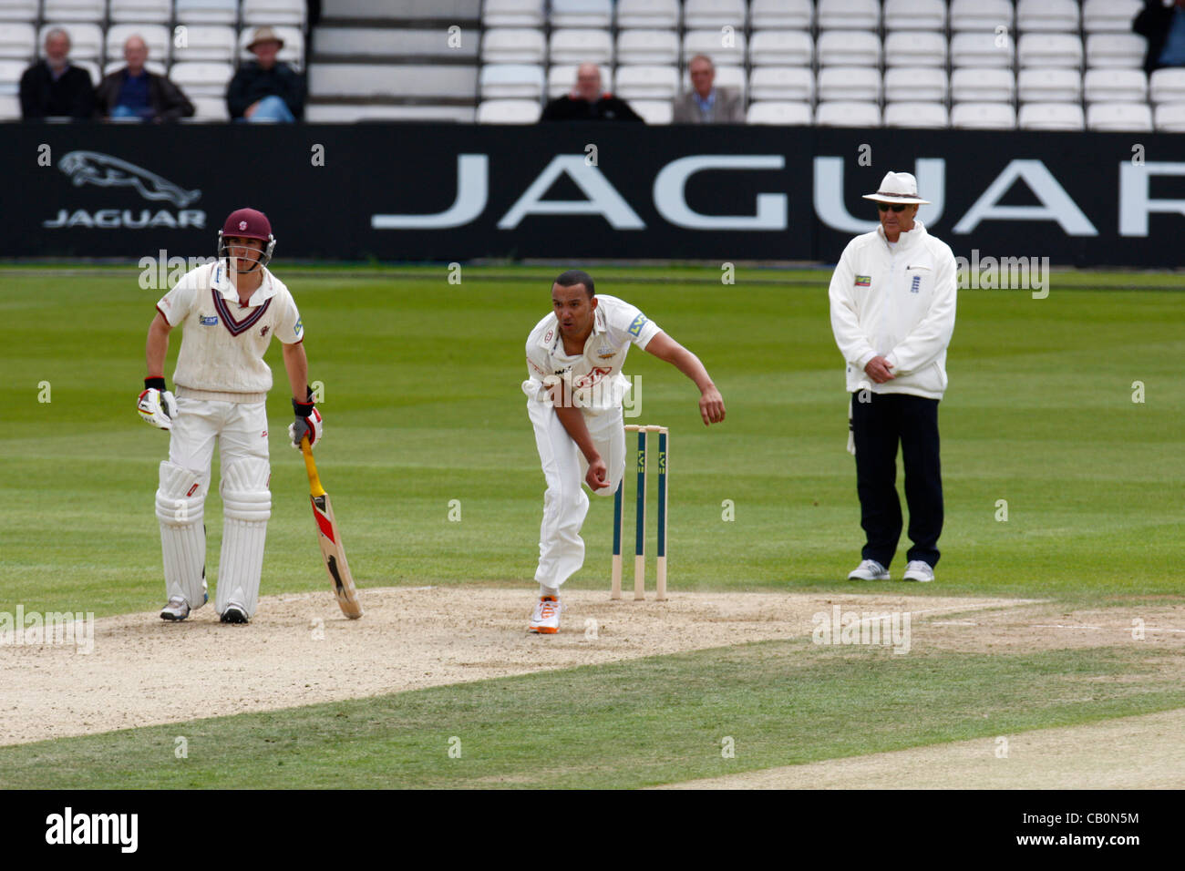 16.05.12 Kia ovale, Londra, Inghilterra: George Edwards di Surrey durante la contea di LV Divisione del Campionato una fixture tra Surrey e Somerset. Foto Stock