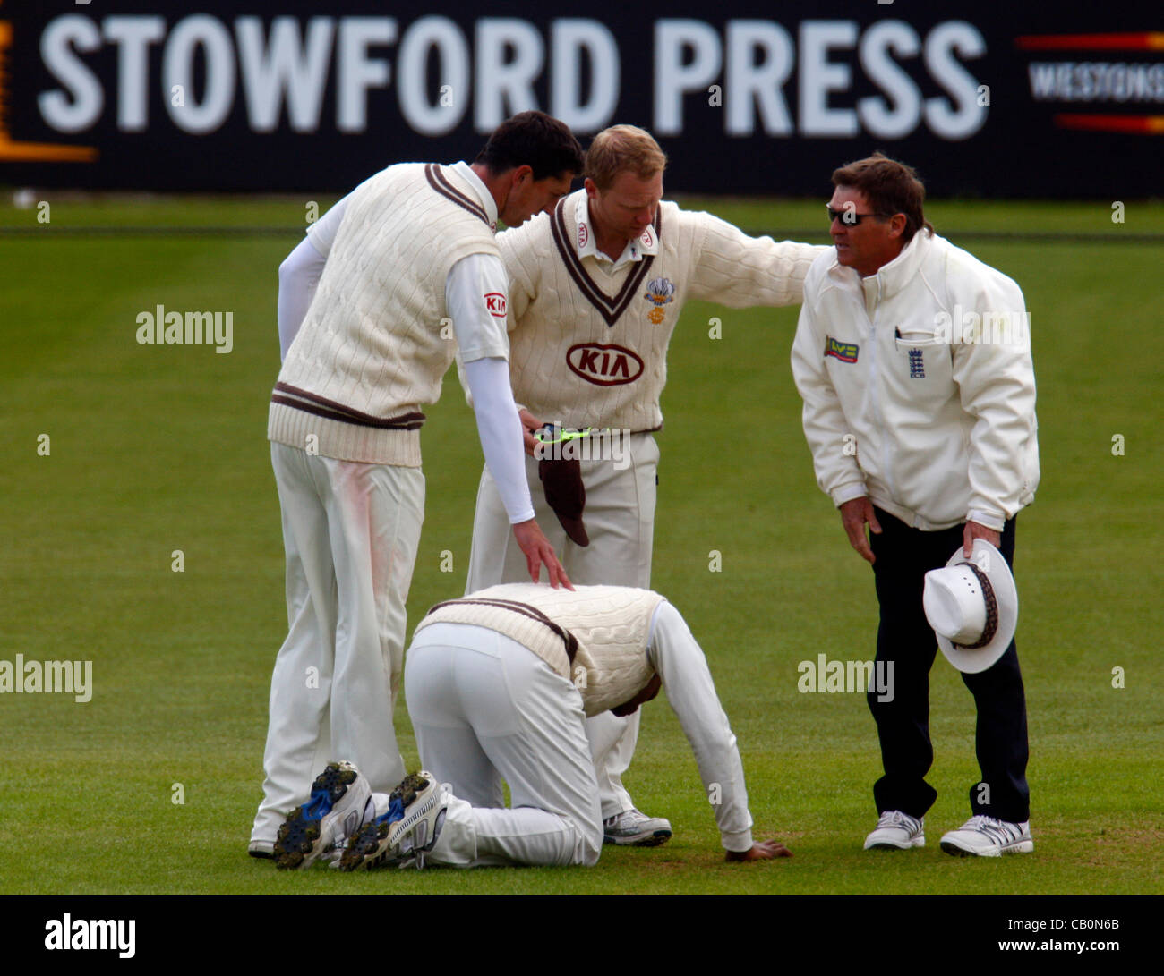 16.05.12 Kia ovale, Londra, Inghilterra: arbitro T.E Jesty collied con Alex Tudor di Surrey durante la contea di LV Divisione del Campionato una fixture tra Surrey e Somerset. Foto Stock