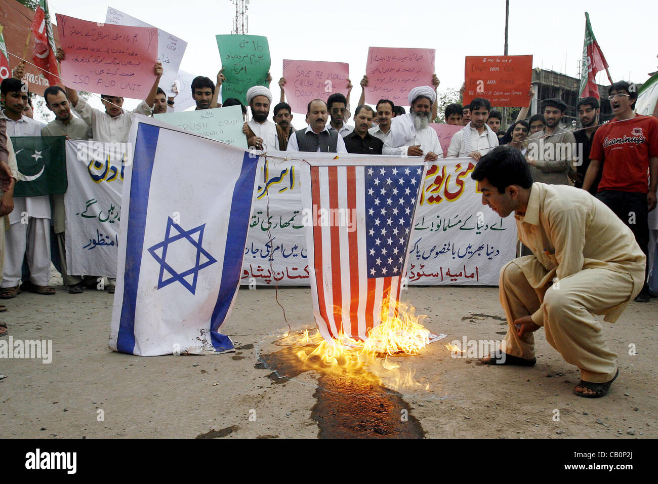 Un attivista di studenti Imamia Organization (ISO) bruciare le bandiere come stanno protestando contro Israele a Peshawar Mercoledì, 16 maggio 2012. Foto Stock