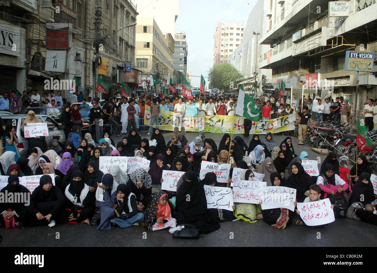 I sostenitori di studenti Imamia Organization (ISO) stanno protestando contro Israele durante il rally in Karachi Mercoledì, 16 maggio 2012. Foto Stock