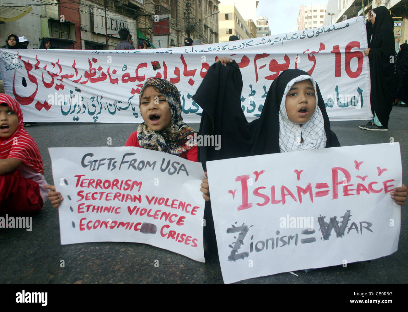 I sostenitori di studenti Imamia Organization (ISO) stanno protestando contro Israele durante il rally in Karachi Mercoledì, 16 maggio 2012. Foto Stock