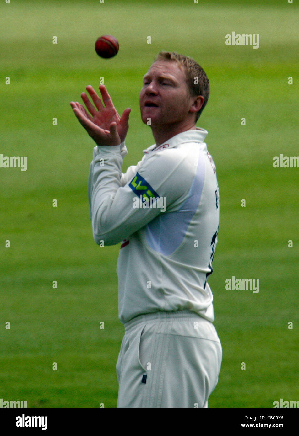 16.05.12 Kia ovale, Londra, Inghilterra: Gareth Batty del Surrey durante il Surrey vs Somerset fixture ha suonato presso la Kia ovale. Foto Stock