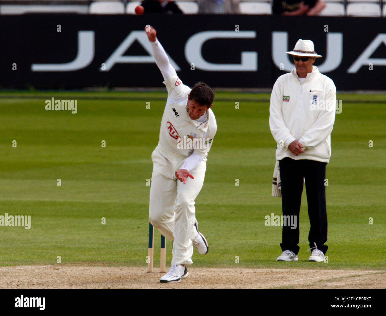 16.05.12 Kia ovale, Londra, Inghilterra: Jon Lewis di Surrey durante il Surrey vs Somerset fixture ha suonato presso la Kia ovale. Foto Stock