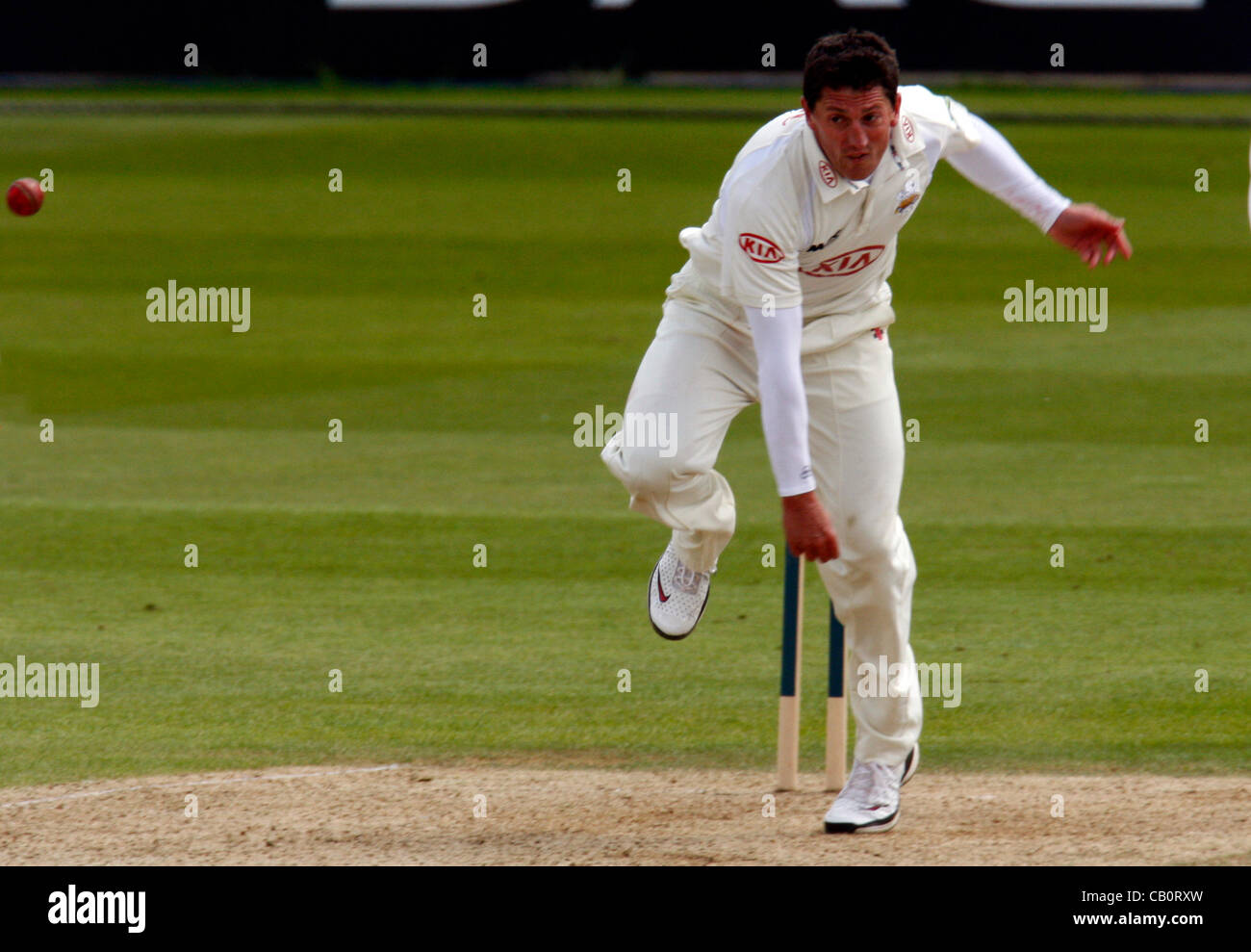 16.05.12 Kia ovale, Londra, Inghilterra: Jon Lewis di Surrey durante il Surrey vs Somerset fixture ha suonato presso la Kia ovale. Foto Stock