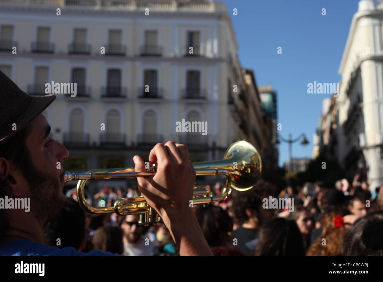 Madrid, Spagna. Un manifestante soffia sulla sua tromba durante una folla ampia chant a Puerta del Sol il 15 maggio 2012. La protesta ha segnato l'anno anniversario della Spagna Indignado del movimento che ha scatenato le proteste simili in tutto il mondo. Foto Stock