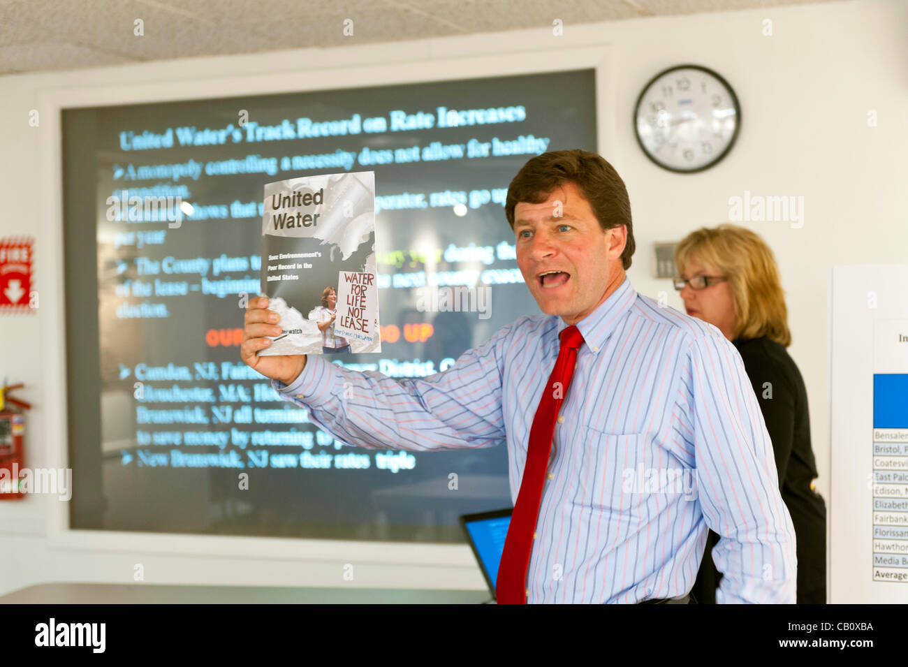 Parlare contro Nassau County Executive piano di privatizzare gli impianti di depurazione delle acque sono County legislatore Dave Denenberg (Democratico) a sinistra e leader civico Claudia Borecky, a destra, su Mercoledì, 16 maggio 2012, in Bellmore biblioteca, New York, Stati Uniti d'America. Borecky, membro di noi la gente salvare le nostre acque Foto Stock