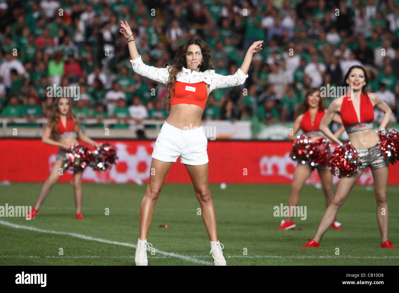 Katerina Stikoudi cantante greca di Cipro durante la finale di calcio match tra Omonoia e Ael a Nicosia, Cipro 16 maggio 2012 Foto Stock